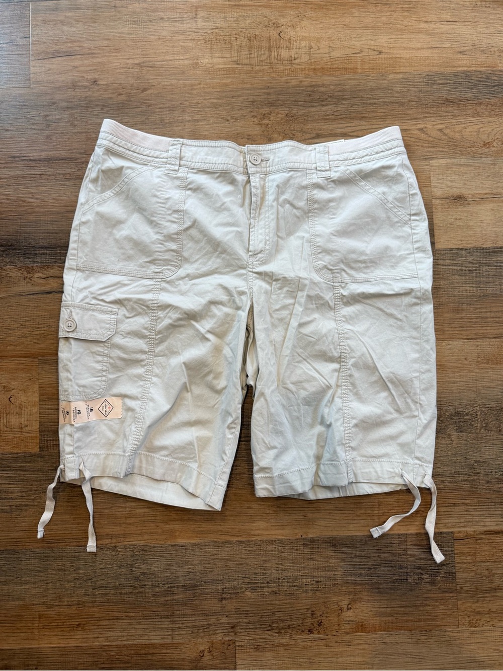 St. John's Bay Khaki Tie-Hem Cargo Shorts Women’s Size 16